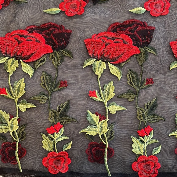 Black organza crop top with rose embroidery - Picture 5 of 5